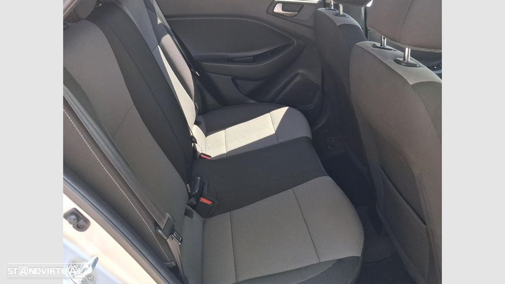Hyundai i20 1.1 CRDi Comfort+Pack Look+JLL16 - 15