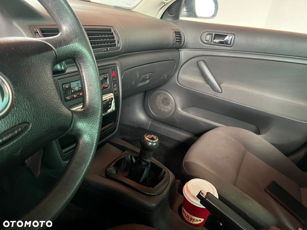 Volkswagen Passat 1.9 TDI Highline - 23