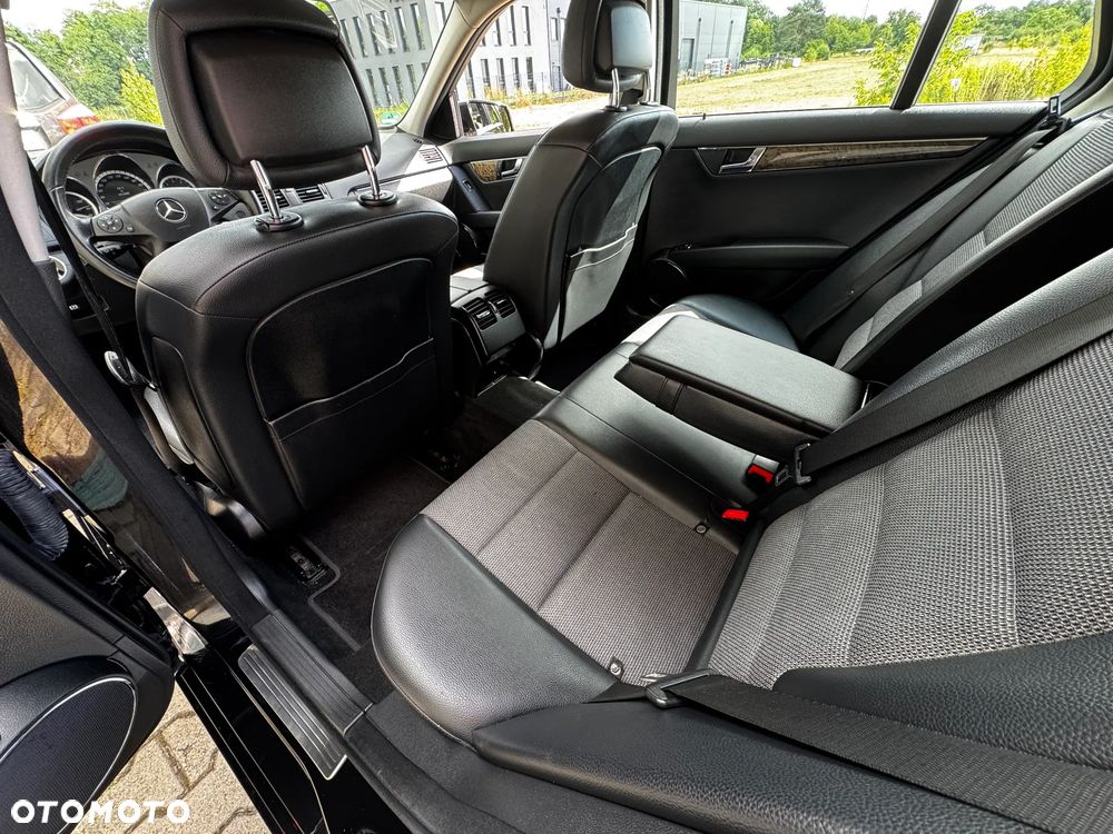 Mercedes-Benz Klasa C 180 CGI Automatik BlueEFFICIENCY Avantgarde - 21