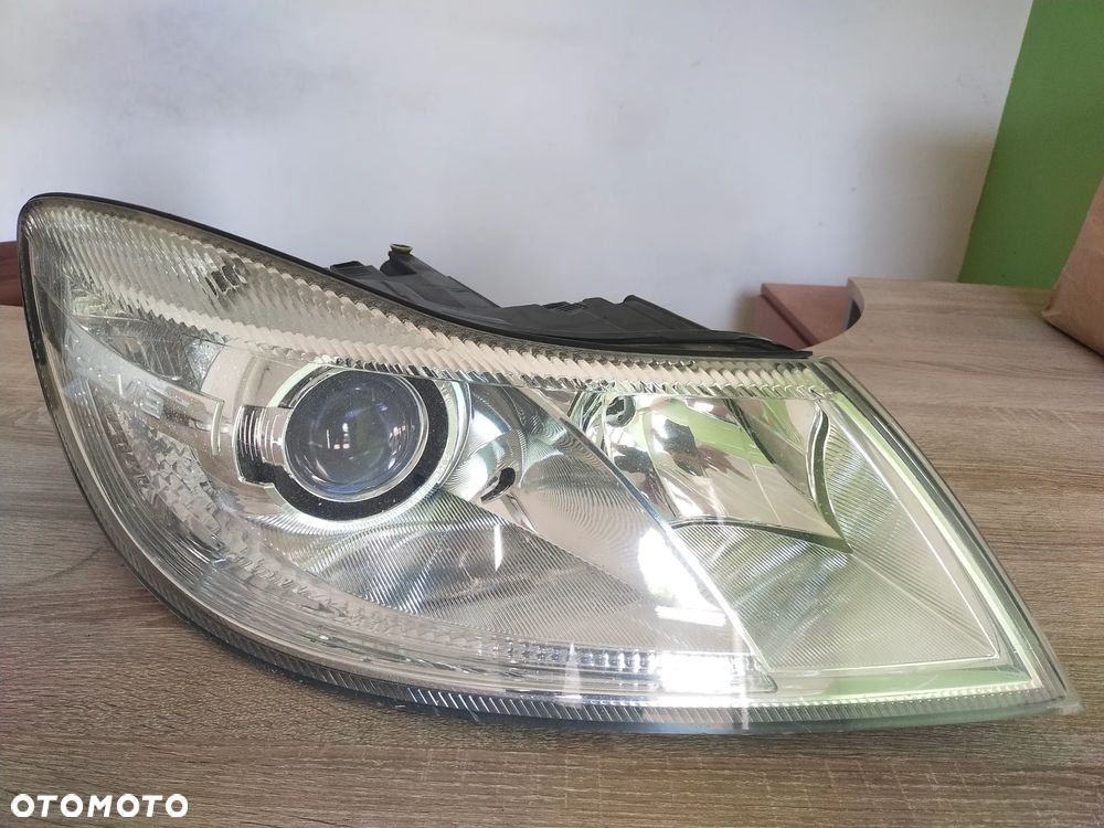 Skoda Octavia 2 LIFT FL Lampa Prawa Przód Bi-Xenon Skrętny - 5