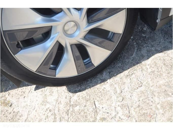 Tesla Y Long Range RWD - 37