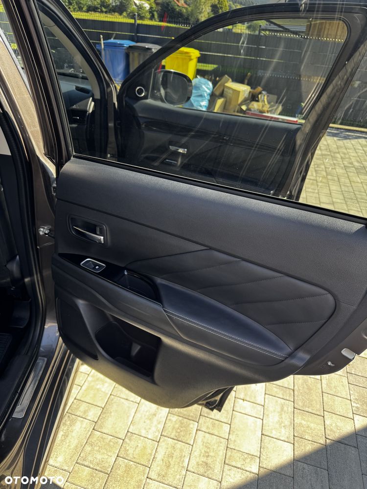 Mitsubishi Outlander Instyle NAVI + - 15