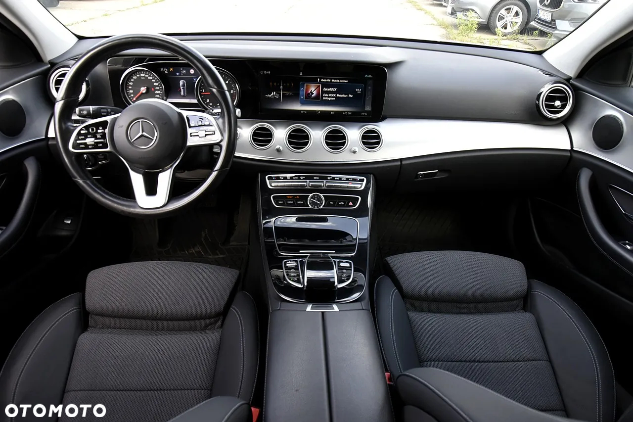 Mercedes-Benz Klasa E 220 d 4Matic T 9G-TRONIC Avantgarde - 14
