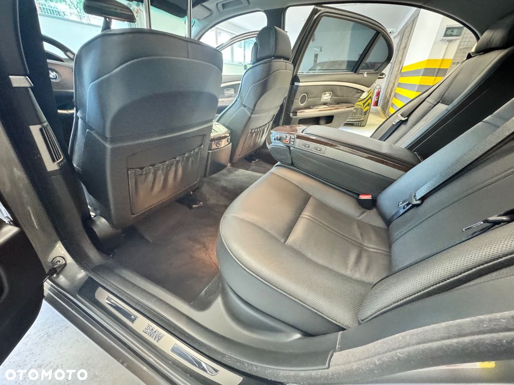 BMW Seria 7 750Li - 32