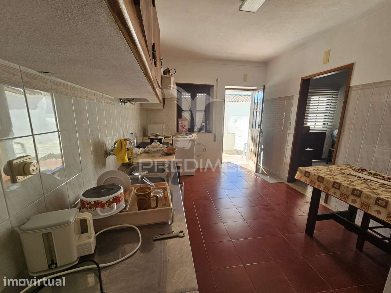 MORADIA COM QUINTAL, GARAGEM E 2 ANEXOS | RENOVADOS | AZARUJA | - Grande imagem: 5/16