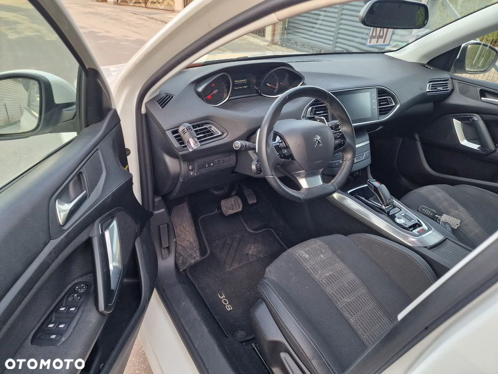 Peugeot 308 PureTech 130 GPF EAT8 Stop & Start Allure Business-Paket - 18