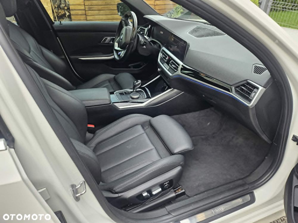 BMW Seria 3 330i Luxury Line sport - 13