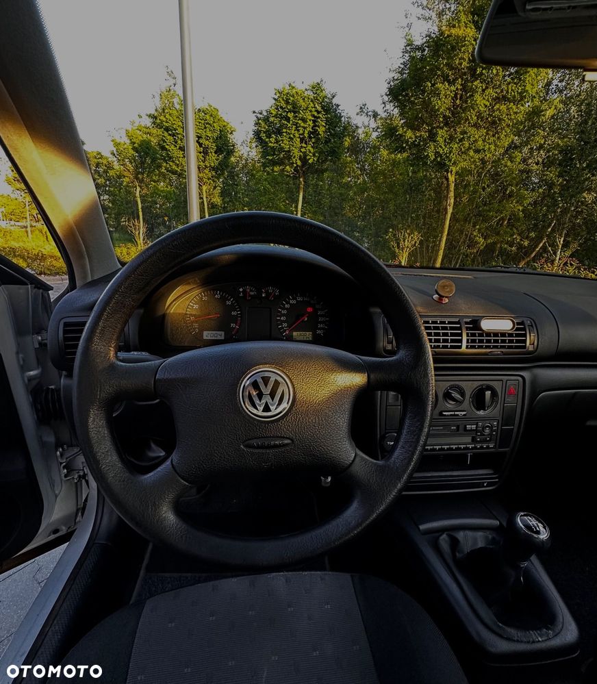 Volkswagen Passat 1.6 - 19