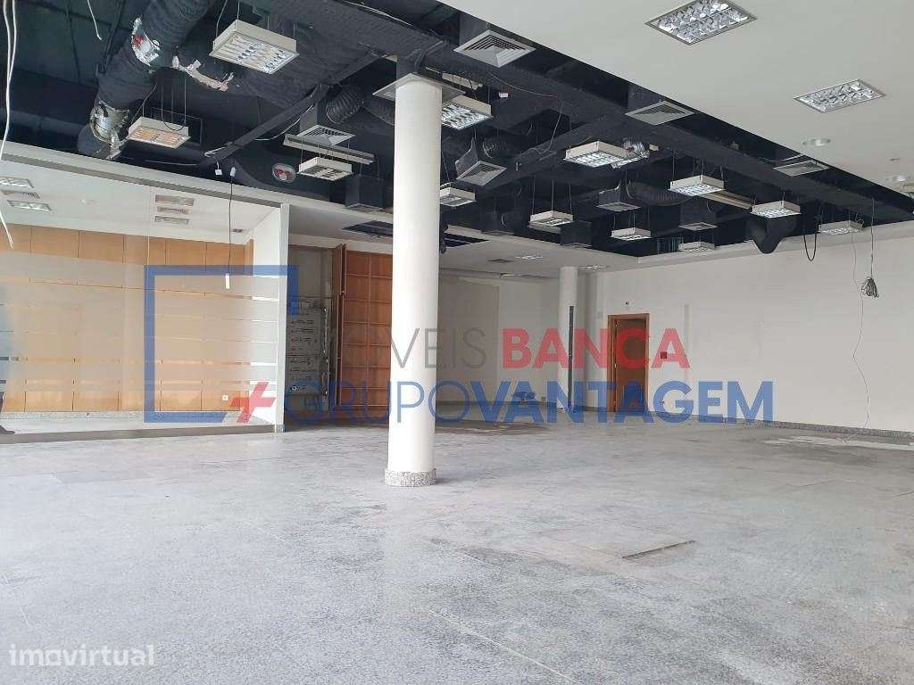 Loja com 3 montras no centro de Samora Correia - Antiga CGD - Grande imagem: 4/8