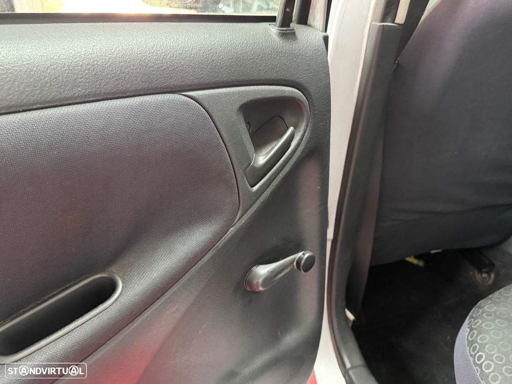 Toyota Yaris 1.0 Sol - 36