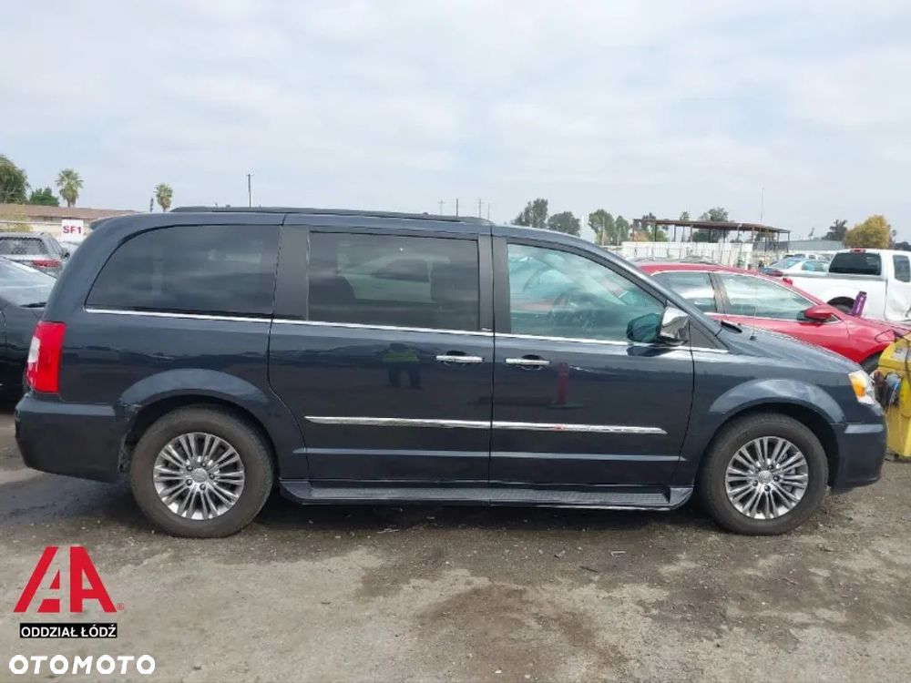Chrysler Town & Country - 4