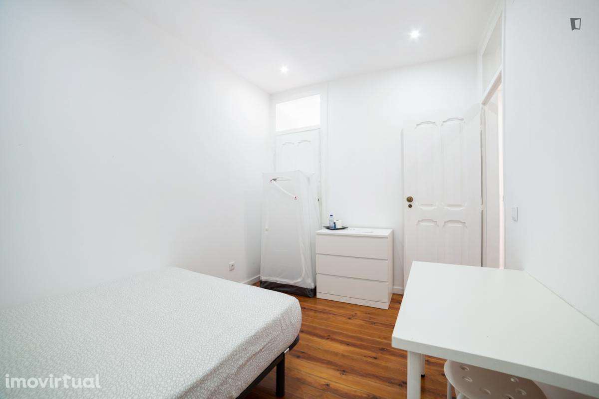 Quarto - localizado em Anjos Lisbon - Grande imagem: 4/17