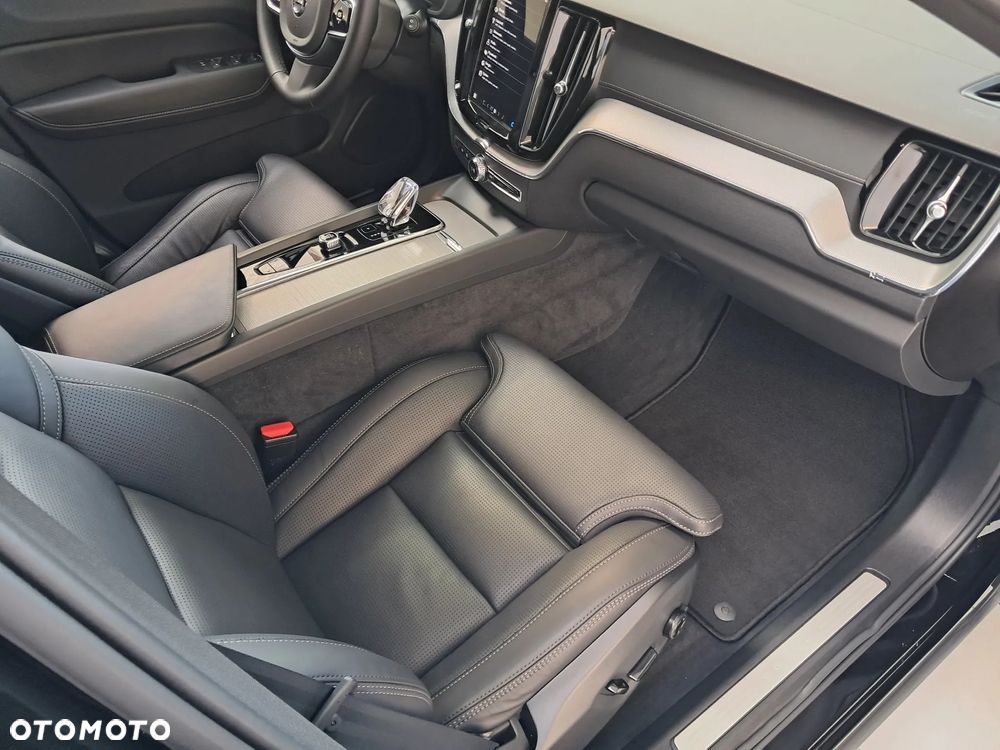 Volvo XC 60 T6 Plug-In Hybrid AWD Ultra Black Edition - 14