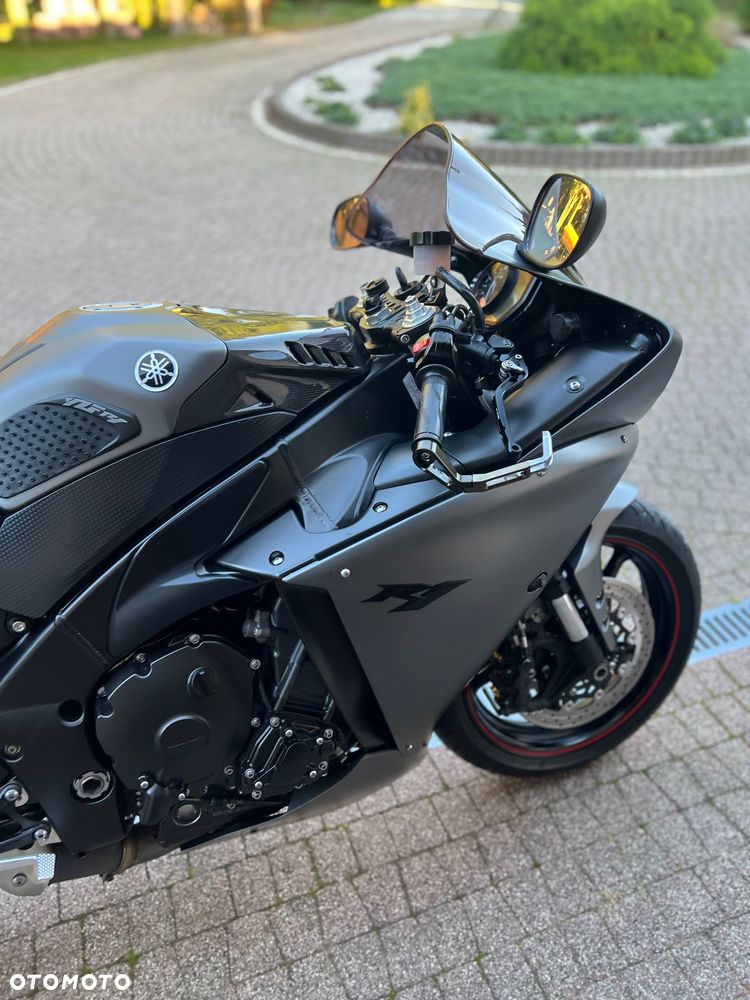 Yamaha R1 - 35