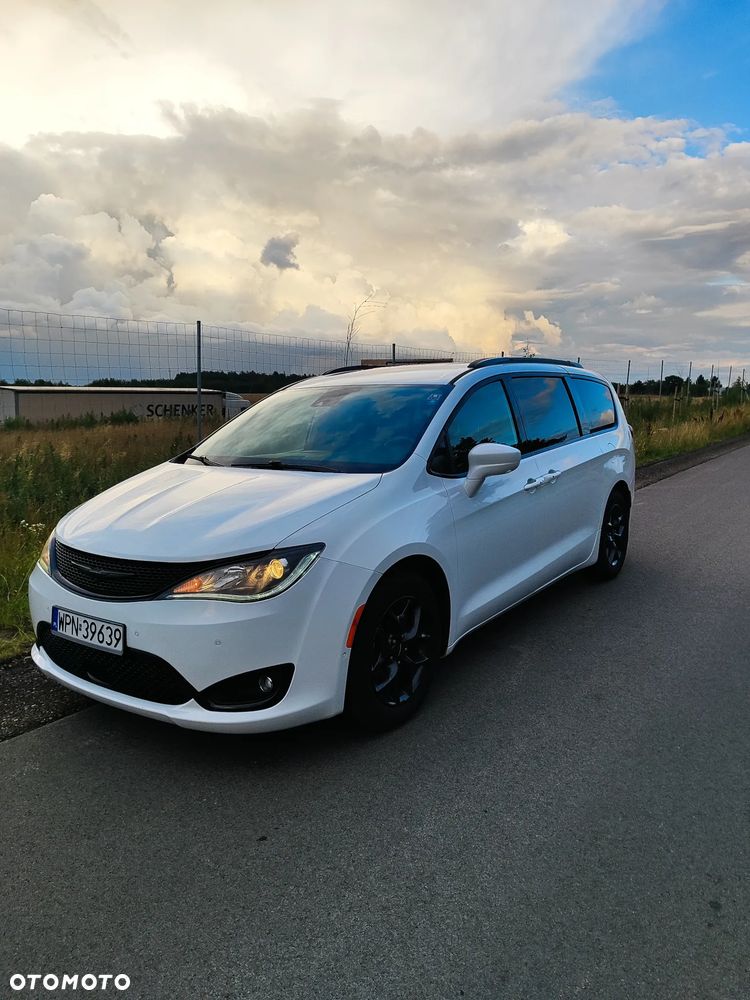 Chrysler Pacifica - 1