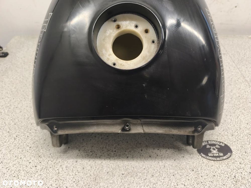 Bak, zbiornik paliwa Triumph Daytona 955i 955 - 8