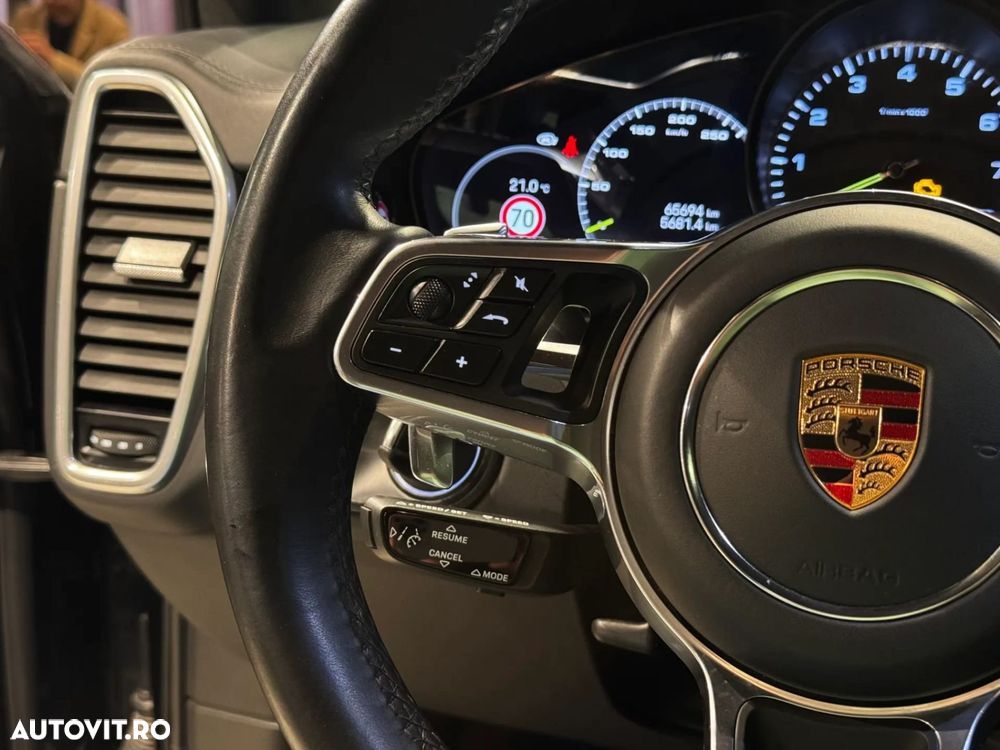 Porsche Cayenne - 35