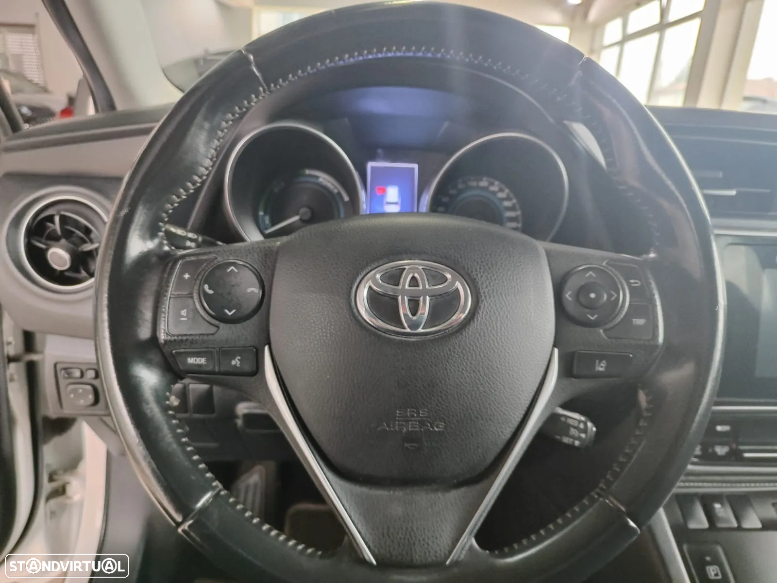 Toyota Auris Touring Sports 1.8 HSD Comfort+P.Sport - 25
