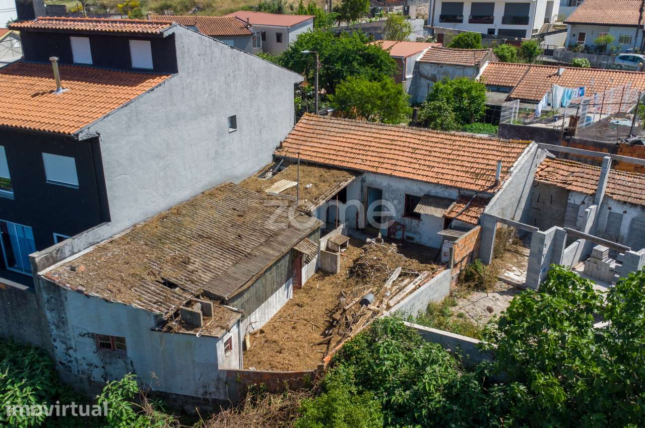 Duas moradias térreas T2 com quintal, para recuperar - Pedrouços, M... - Grande imagem: 2/30
