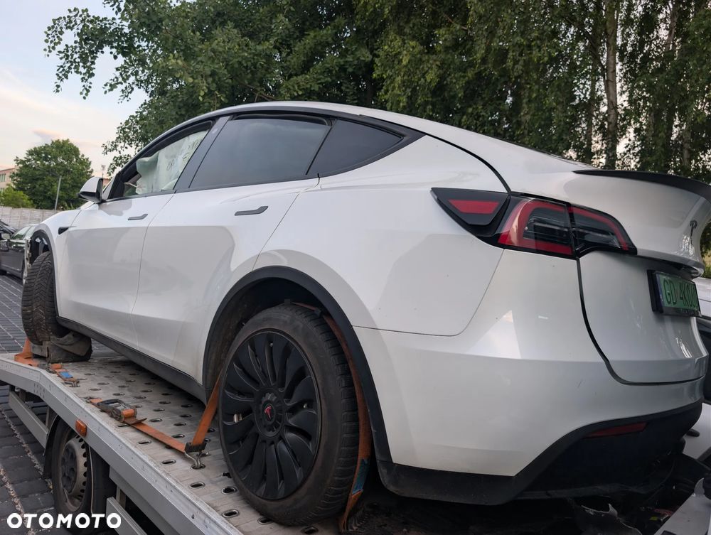 Tesla Model Y Long Range AWD - 2