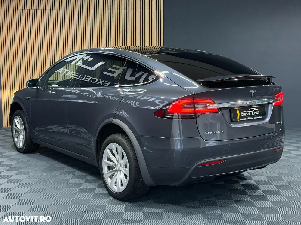 Tesla Model X - 7