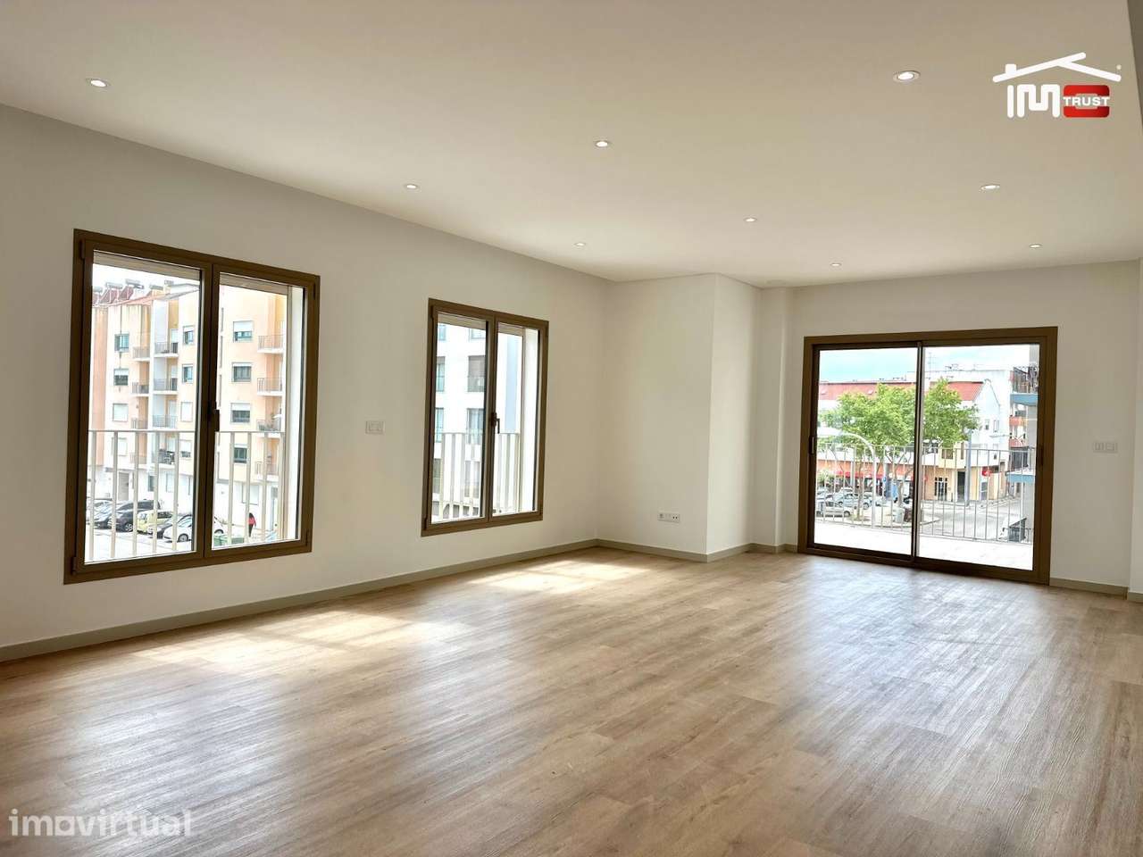 Apartamento T2 com Parqueamento e Varandas Grandes - Grande imagem: 2/28