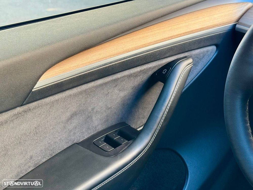 Tesla Model Y Long Range Dual Motor AWD - 35