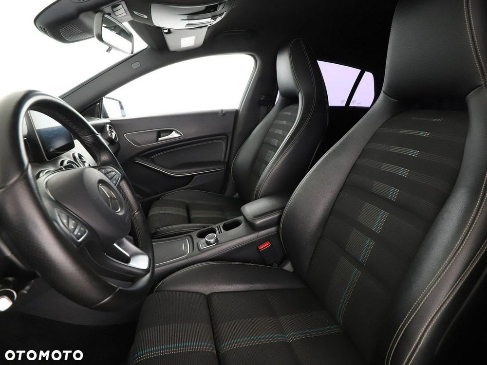 Mercedes-Benz CLA 180 7G-DCT Urban - 14
