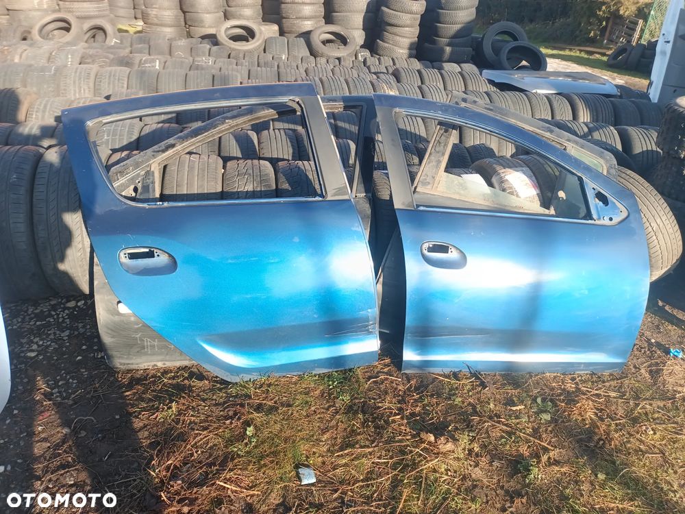 Dacia Sandero 2 drzwi prawe przednie przód