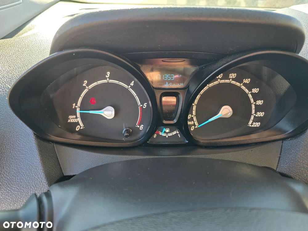 Ford Transit Courier - 12