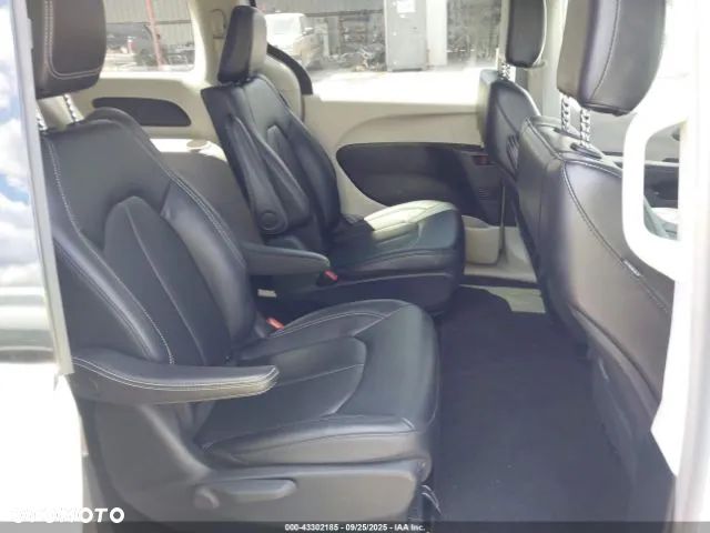 Chrysler Pacifica - 8