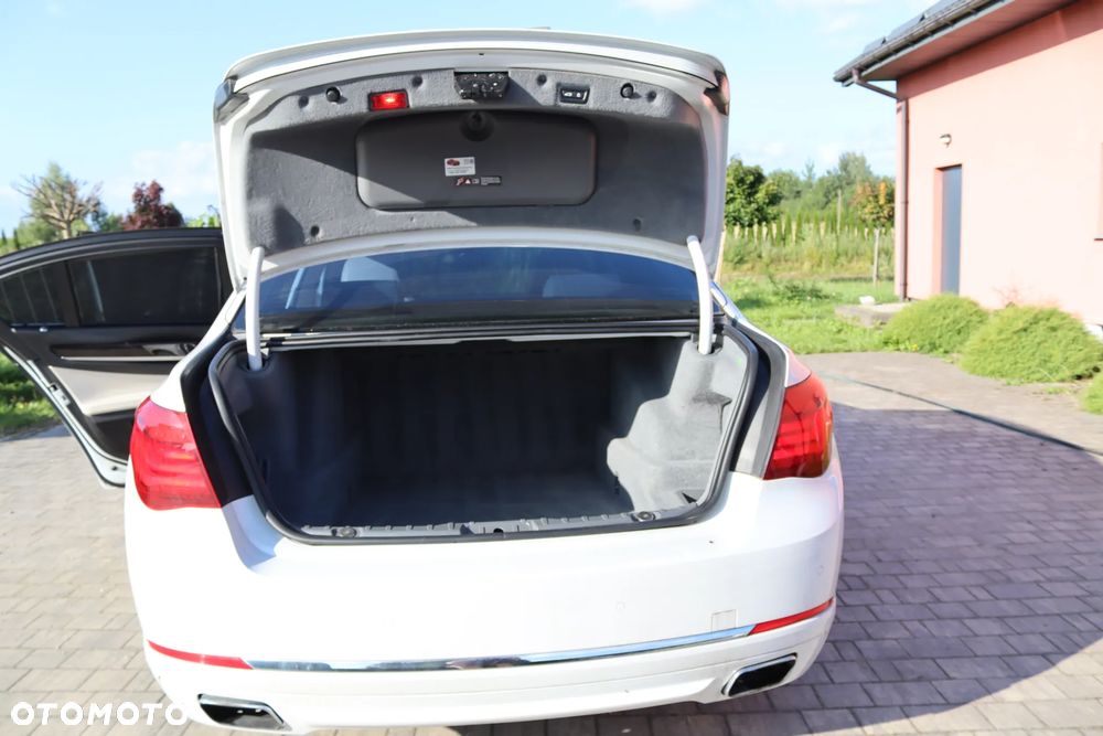 BMW Seria 7 750i - 30