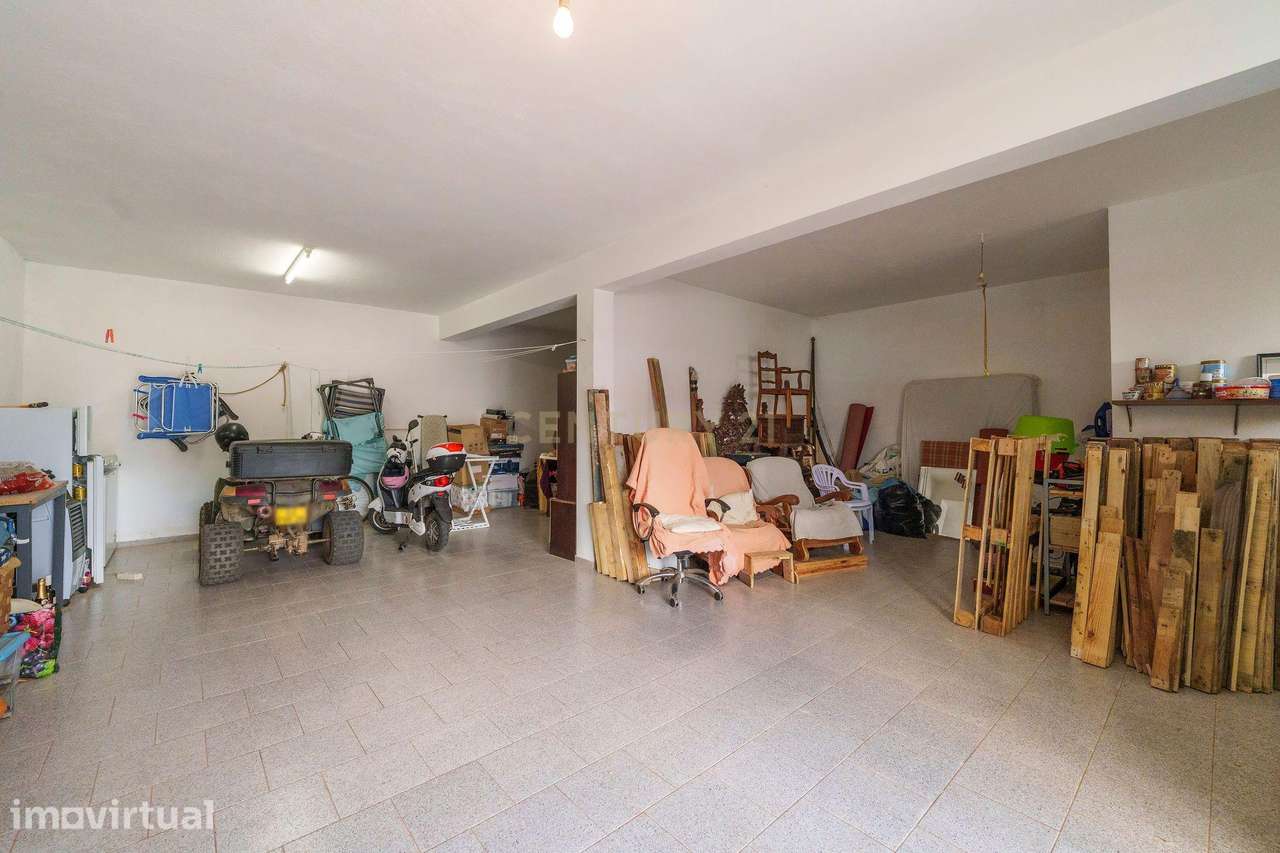 Moradia T4 com garagem e quintal no centro de São Bartolomeu de Messin - Grande imagem: 3/29