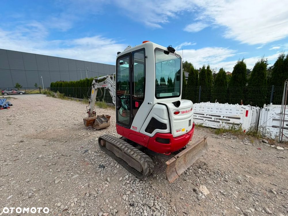 Takeuchi TB225 - 3