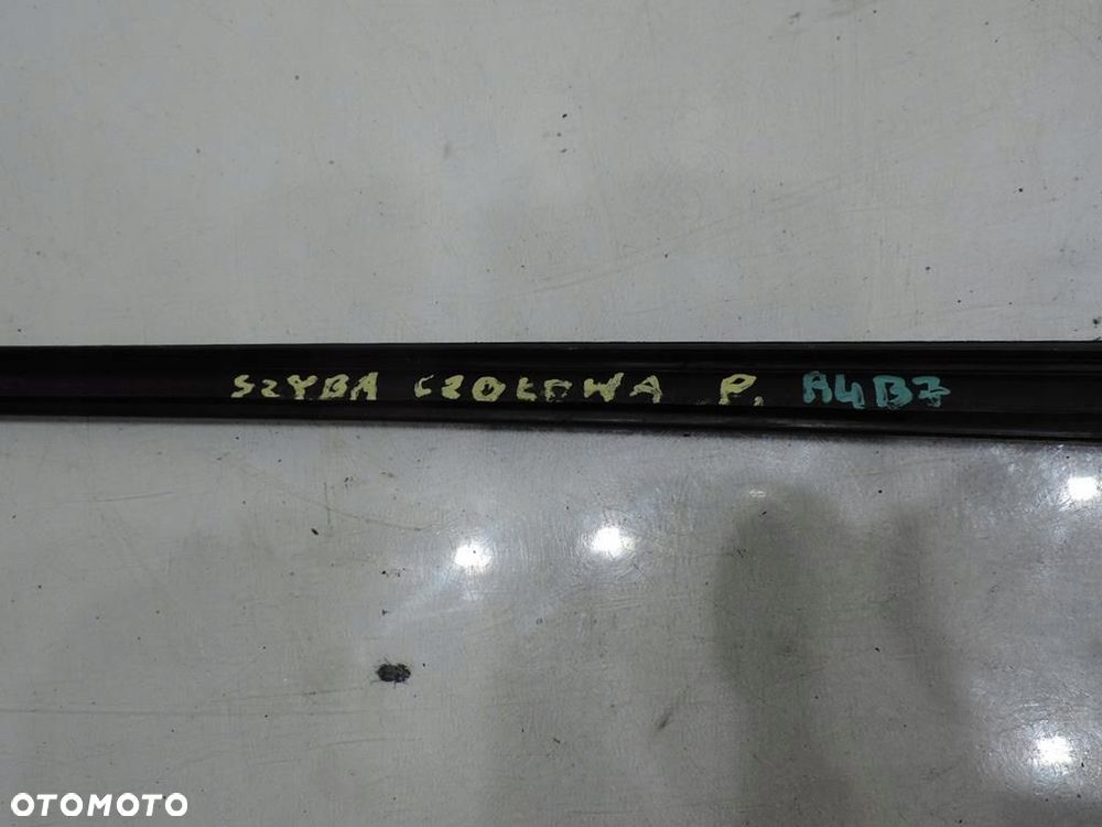 LISTWA SZYBY CZOŁOWEJ PRAWA AUDI A4 B7 - 4