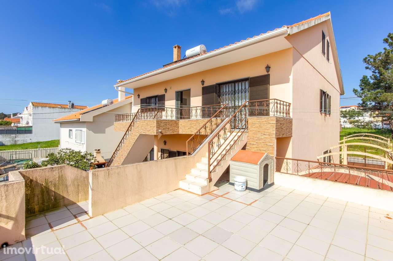 Moradia T5 isolada com jardim e terraço em Quinta do Conde - Grande imagem: 3/41