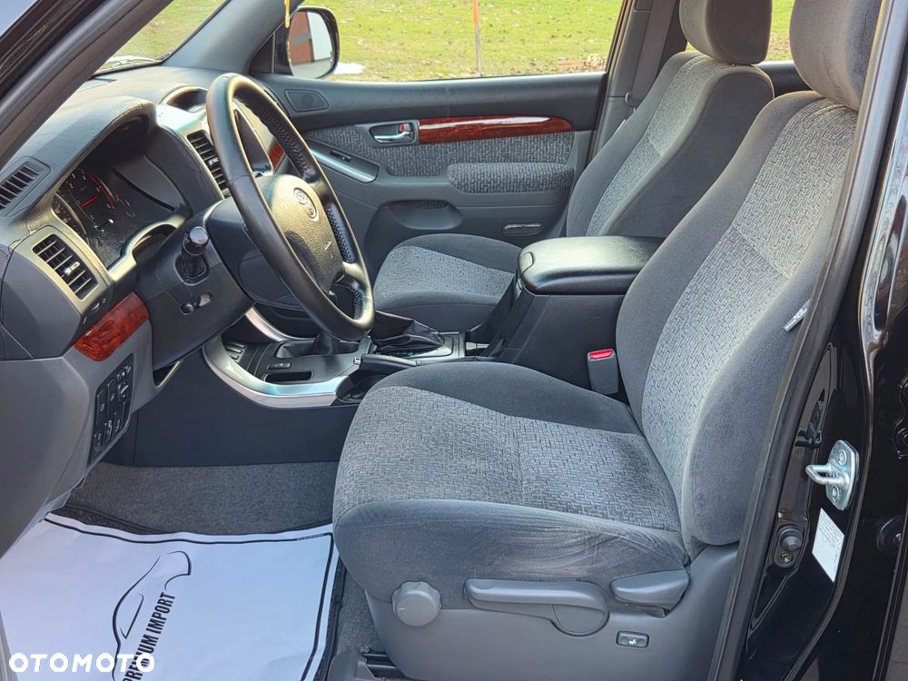 Toyota Land Cruiser - 22