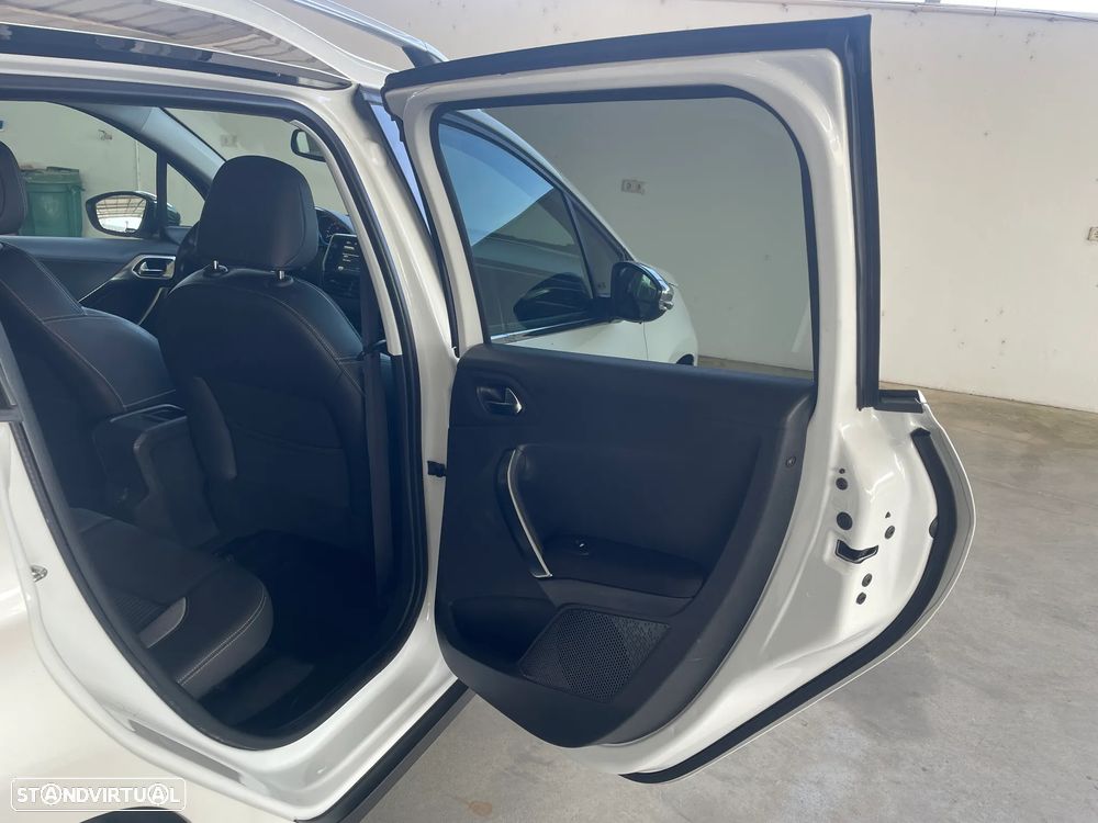 Peugeot 2008 1.6 BlueHDi Allure - 17