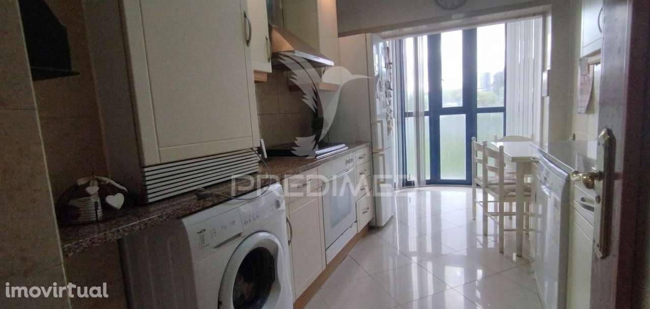 Apartamento T2 com parqueamento em Santo António dos Cavaleiros - Grande imagem: 2/21