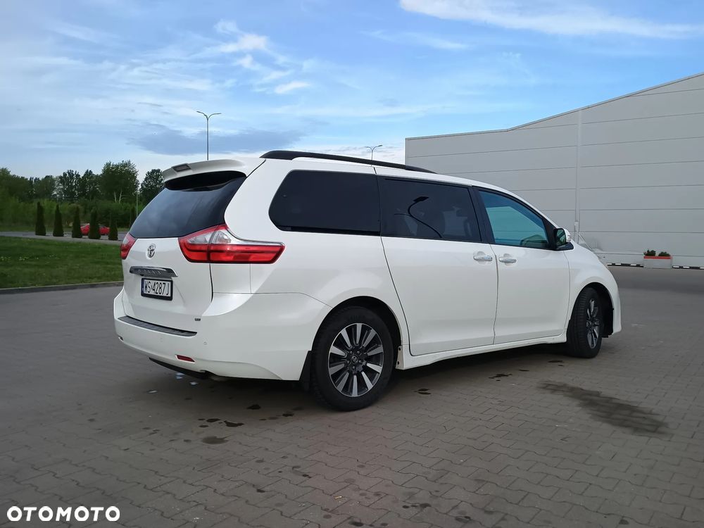 Toyota Sienna - 4