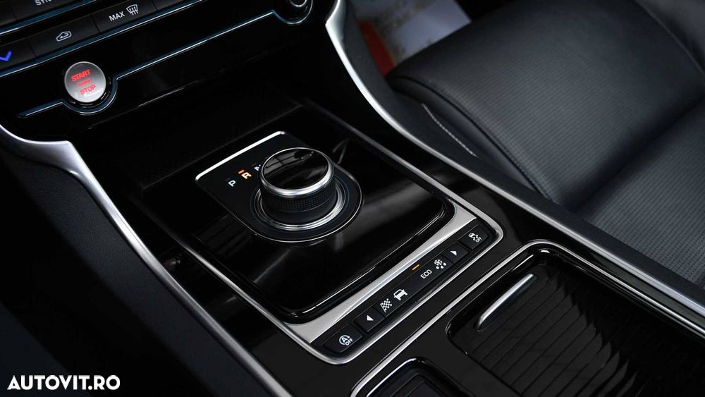 Jaguar XF 20d AWD R-Sport - 25