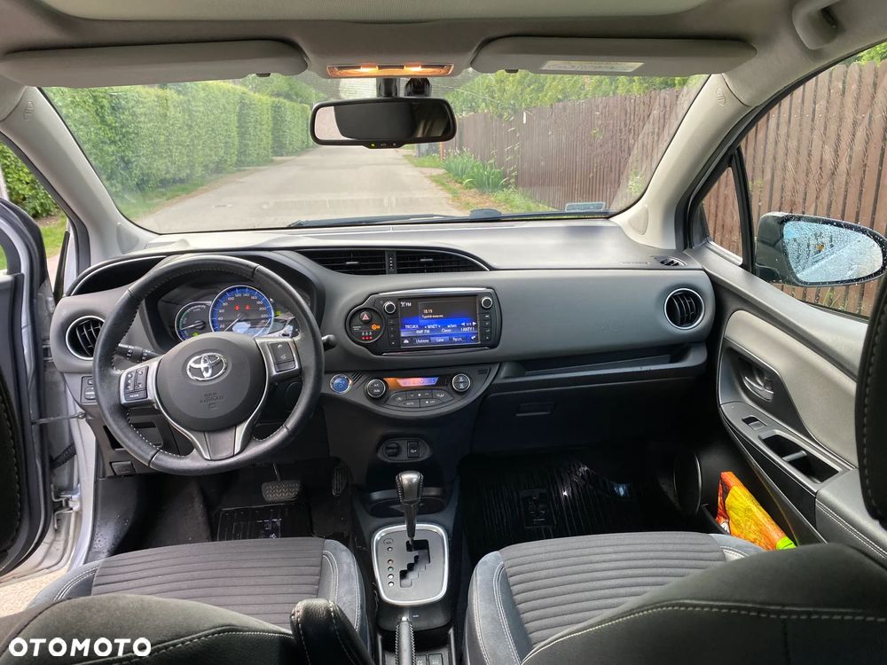 Toyota Yaris Hybrid 100 Dynamic - 2