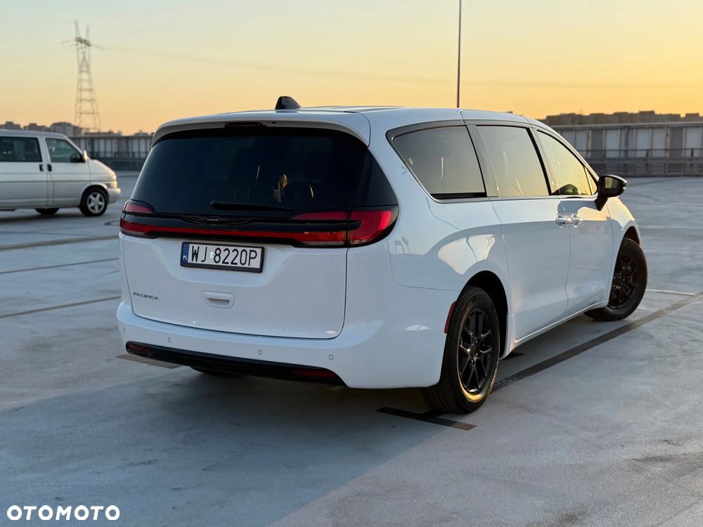 Chrysler Pacifica - 4