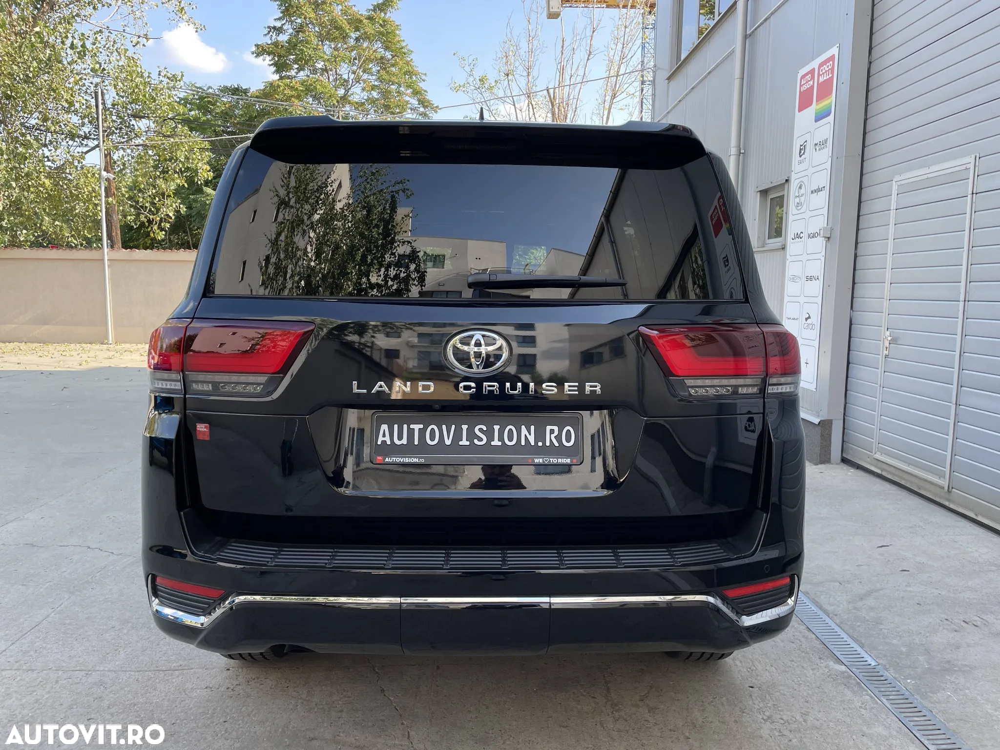 Toyota Land Cruiser 300 - 6