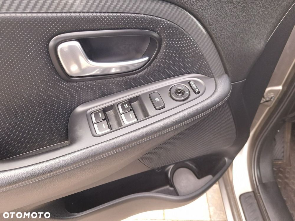 Kia Carens 1.6 GDI L - 14