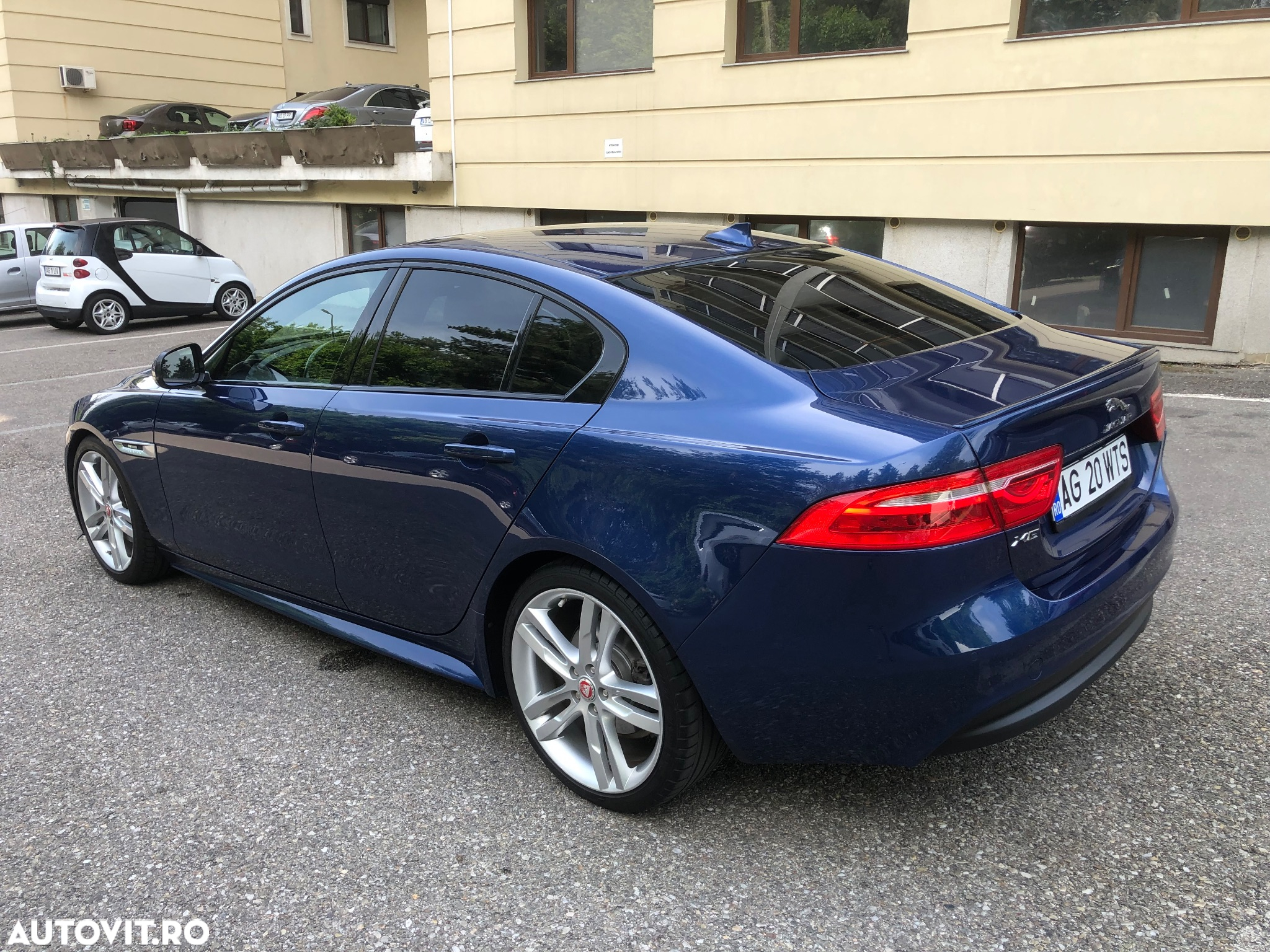 Jaguar XE 2.0 AWD R-Sport - 6