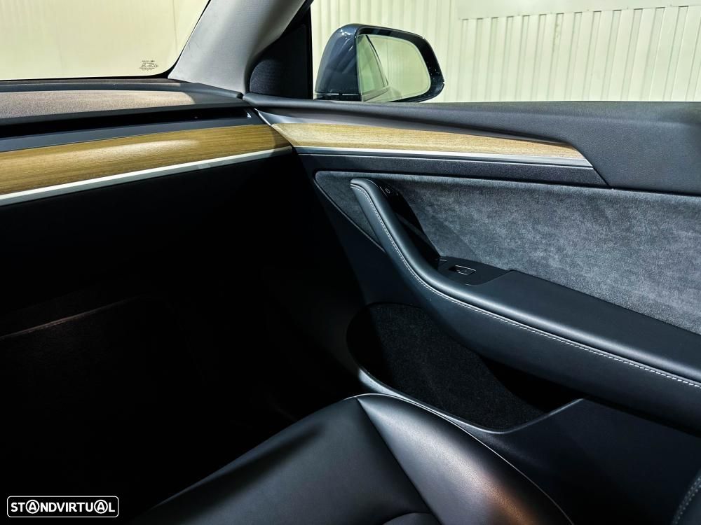 Tesla Model Y Long Range Dual Motor AWD - 24