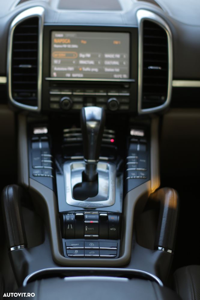Porsche Cayenne 3.0 L V6 - 6