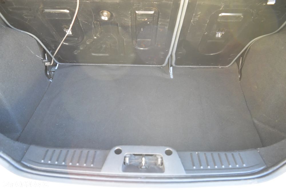 Ford Fiesta 1.6 TDCi DPF Ghia - 11