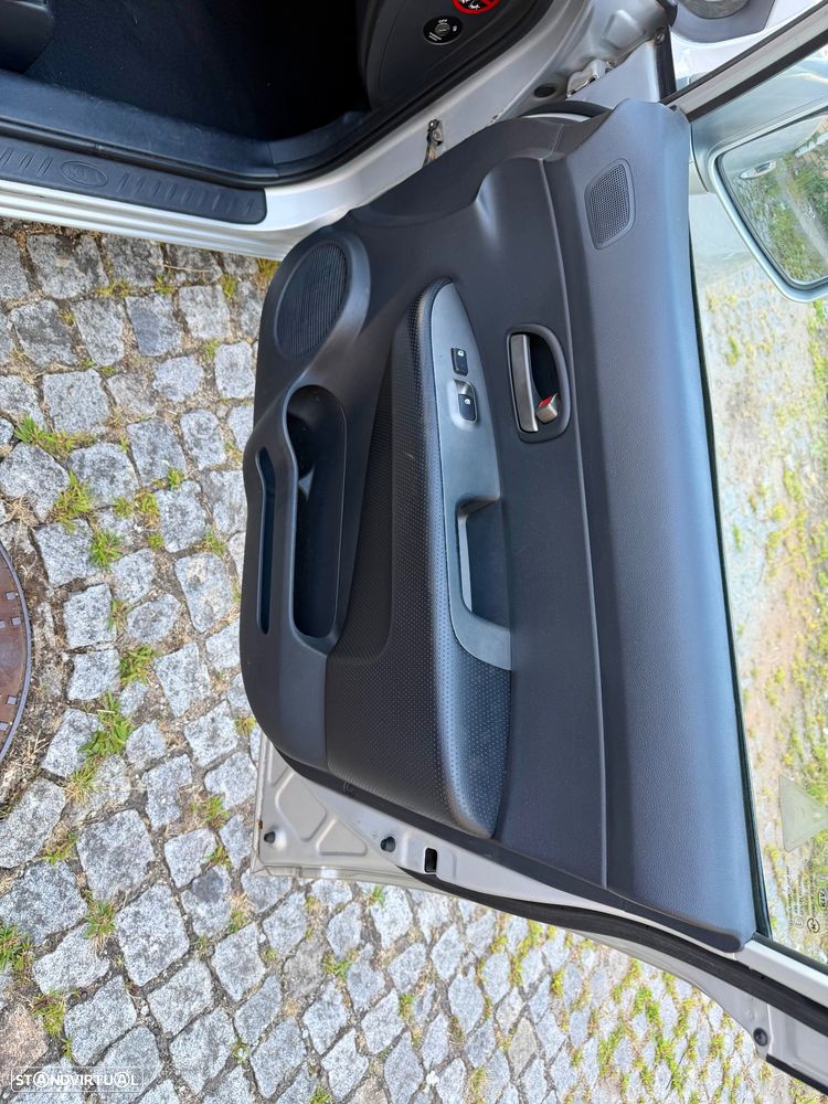 Kia Carens 2.0 CRDi EX - 26